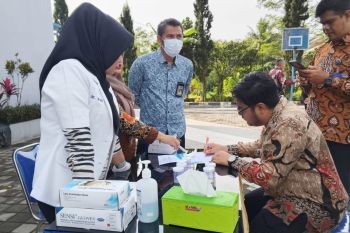 Pegawai BNNK Temanggung dites urine