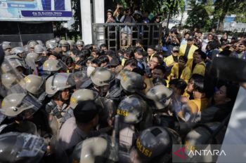 Polisi berhasil desak mundur demonstran "Rumah Banjar"