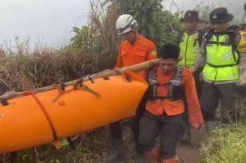 Personel Polres Purbalingga bantu evakuasi pendaki meninggal di Gunung Slamet