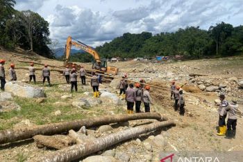 Brimob Jambi bangun jembatan darurat di Agam Sumatera Barat