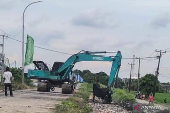 Warga Tambun gotong royong tangani tumpukan sampah untuk cegah banjir