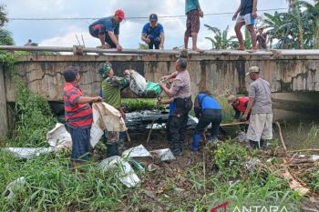 Babinsa-Bhabinkamtibmas di Situbondo bersihkan sampah di aliran sungai