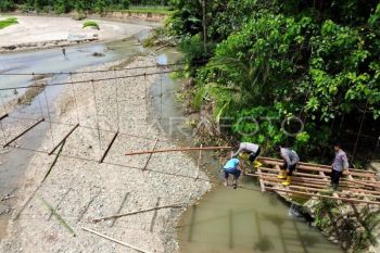 Foto: Gotong royong perbaiki jembatan rusak