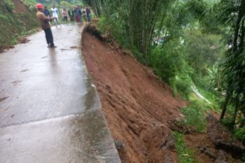BPBD menangani longsor dan banjir akibat hujan di Banjarnegara