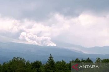 Gunung Semeru kembali luncurkan APG dan banjir lahar hujan