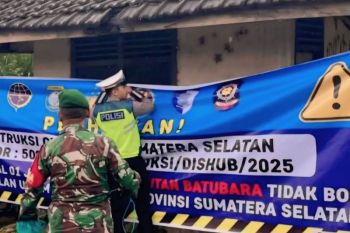 Polres OKU pasang spanduk larangan truk batubara melintasi jalan umum