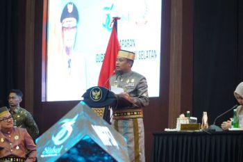 Gubernur Sulsel serahkan bantuan kapal penangkap ikan bagi nelayan di PPI Bone