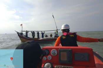 Nelayan hilang di perairan Lontar Serang setelah jatuh dari kapal