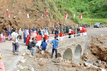 TNI selesai bangun jembatan armco di Malalak, akses kembali normal