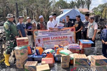 Bupati Balangan bantu korban kebakaran di Desa Galumbang