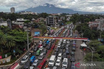 Jalur wisata Puncak Bogor padat kendaraan saat libur Isra Mikraj