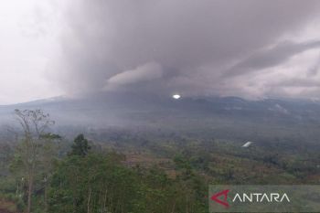 Gunung Semeru kembali luncurkan APG sejauh 4 kilometer