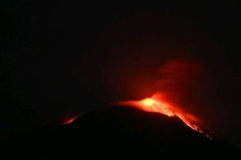 Gunung Ile Lewotolok di Lembata kembali erupsi, ketinggian abu capai 300 meter