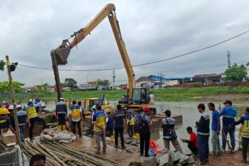Polres Karawang kawal proses penanganan darurat jebolnya tanggul Kalimalang