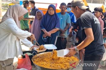 Relawan PGA IPB masak 100 kg mi di Aceh Tamiang