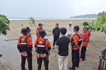 Tim SAR cari warga Jakarta terseret ombak di Pantai Sawarna Lebak