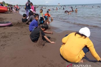 Wisata pantai di Makassar dipadati pengunjung