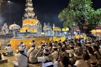 Umat Hindu di Bali peringati Hari Suci Siwaratri dengan sembahyang dan mekemit