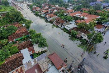 Daop 8 batalkan tujuh perjalanan KA imbas jalur Pekalongan terendam