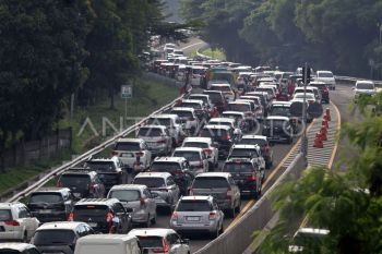 Kepadatan kendaraan jalur wisata Puncak Bogor pada libur Isra Miraj