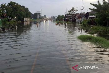 Jalur KA di Pekalongan terputus akibat terendam banjir