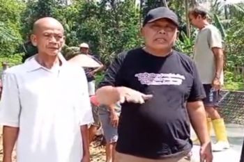 Anggota DPRD Kulon Progo Suradi bersama warga Kibon gotong royong tinggikan tanggul Kali Seling