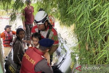 Brimob Polda Metro evakuasi warga terdampak banjir Kali Ulu Cikarang