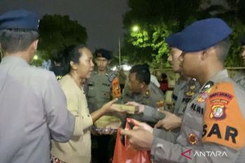 Polisi gelar dapur lapangan bagi warga terdampak banjir di Jaktim