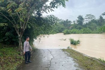 Debit Sungai Citarum meningkat, warga Karawang diminta waspada