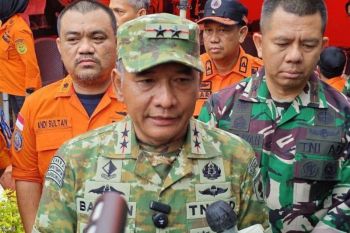 Evakuasi korban pesawat ATR 42-500 gunakan teknik Rappeling dari atas tebing