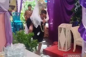 Kisah haru pengantin di Cengkareng terjang banjir demi gelar resepsi pernikahan