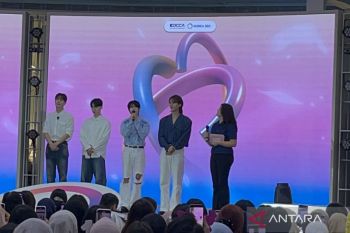 Grup musik HIGHLIGHT makan nasi Padang saat datang ke Indonesia