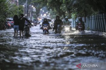 Empat ruas jalan terendam banjir di Jakut akibat hujan deras