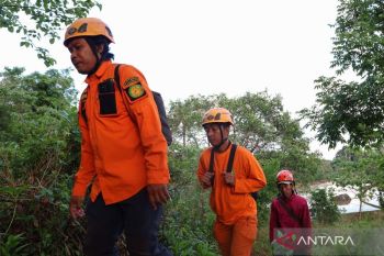 Basarnas tetapkan radius pencarian 1 kilometer dari serpihan pesawat