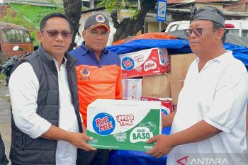 Bupati Bekasi tinjau titik banjir penuhi kebutuhan dasar korban