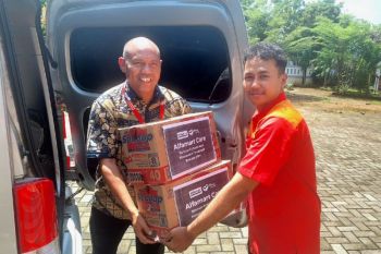 Alfamart salurkan bantuan harian untuk warga terdampak banjir di Kendal