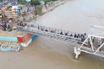 Cek fakta, video TNI bangun jembatan darurat bencana Sumatera dalam semalam