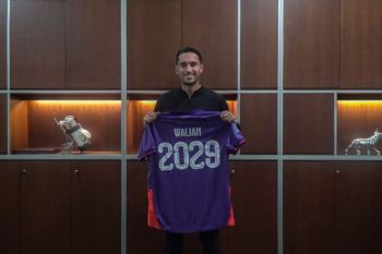 Ezra Walian bertahan di Persik Kediri