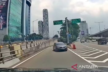 Polisi tilang pengemudi lawan arus di exit tol Jakarta Selatan