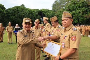 Pemkab Lambar beri penghargaan kepada lima OPD capaian kinerja terbaik