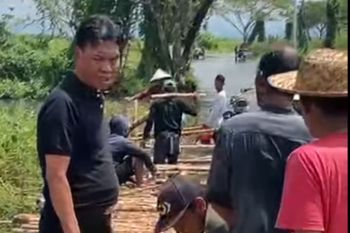Suriani: Gotong royong buat jembatan darurat Bangkau cermin kekuatan sosial