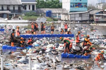 DLH DKI angkut 137 ton sampah dari kawasan pesisir Tanggul Laut Muara Baru Jakarta