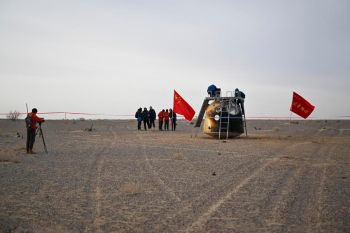 Kapsul bawa pulang wahana antariksa Shenzhou-20 China mendarat di Bumi