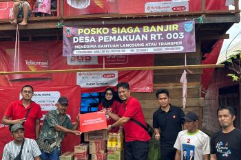 Telkomsel salurkan bantuan bagi masyarakat terdampak banjir di Kalsel