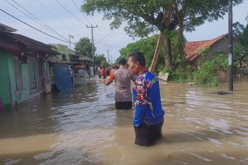 Polres Karawang patroli ke rumah-rumah  warga yang mengungsi akibat banjir