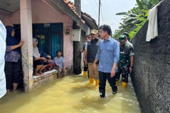 Blusukan di banjir Karawang, Wapres Gibran minta kesehatan warga jadi prioritas