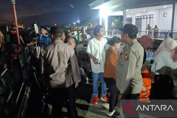 Polisi evakuasi 68 penumpang kapal wisata yang terbakar di sungai Mahakam