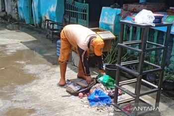 PPSU bersihkan lumpur sisa banjir di Cakung Barat