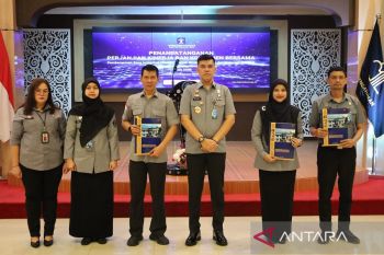 Perkuat Tata Kelola Anggaran, Kakanwil Serahkan DIPA Kemenkum Riau Tahun Anggaran 2026