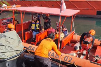 Tim SAR evakuasi kru kapal asing di Selat Badung